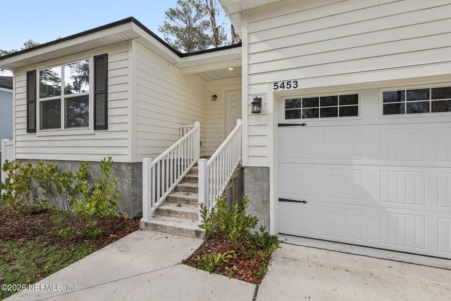 Exterior details and patio area of a home in , Jacksonville (Image 15).