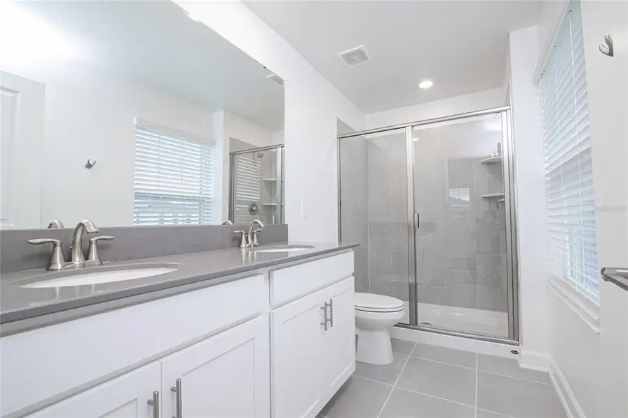 Furnished interior view inside a new home in , Orlando (Image 12).