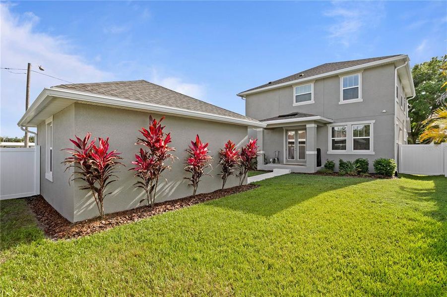 Exterior details and patio area of a home in , St. Petersburg (Image 3).