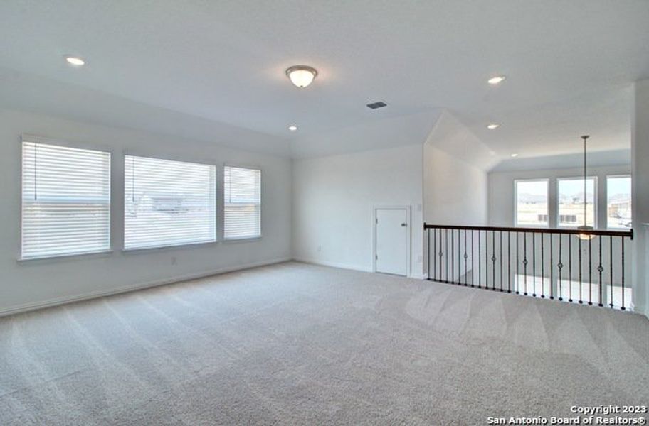 Spacious, unfurnished interior of a new home in Veranda, New Braunfels (Image 28).