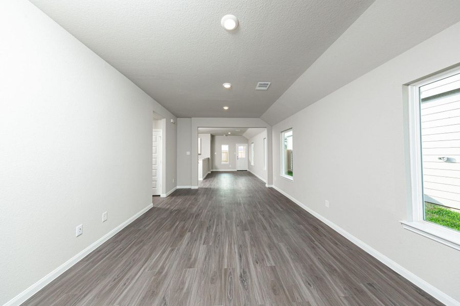 Spacious, unfurnished interior of a new home in Cliffstone Hills, Conroe (Image 8).