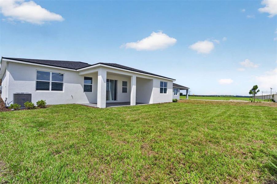 Exterior details and patio area of a home in Pasadena Ridge Master, Zephyrhills (Image 17).