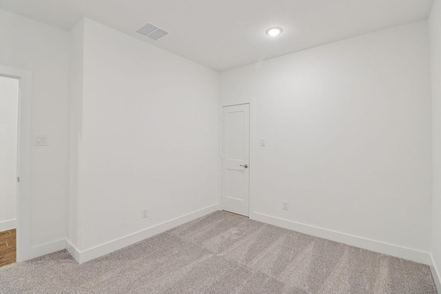 Spacious, unfurnished interior of a new home in Kresston, Montgomery (Image 34).