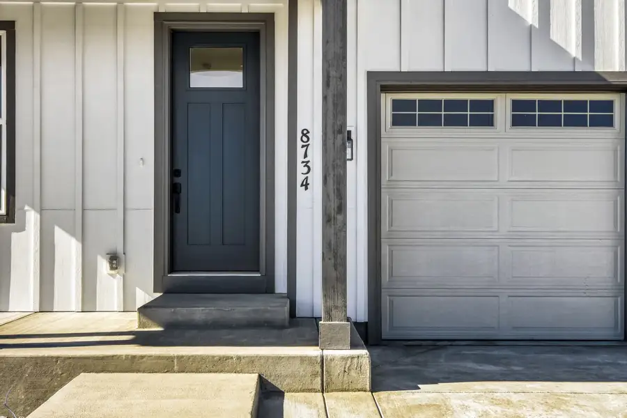 8734 San Diego - Front Entryway