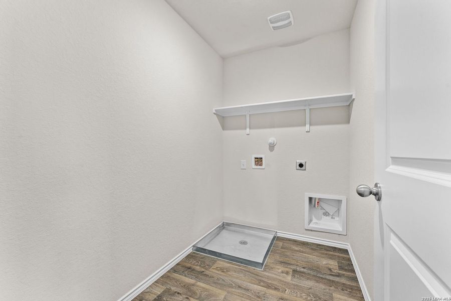 Spacious, unfurnished interior of a new home in Redbird Ranch, San Antonio (Image 15).