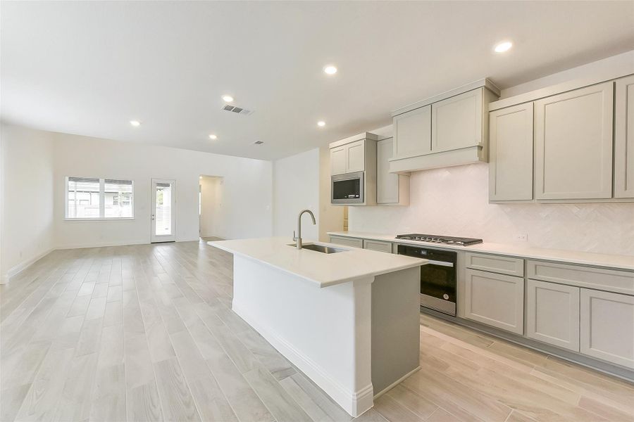 Furnished interior view inside a new home in Evergreen 40', Conroe (Image 8). Furnished interior view inside a new home in Evergreen 40', Conroe (Image 8).