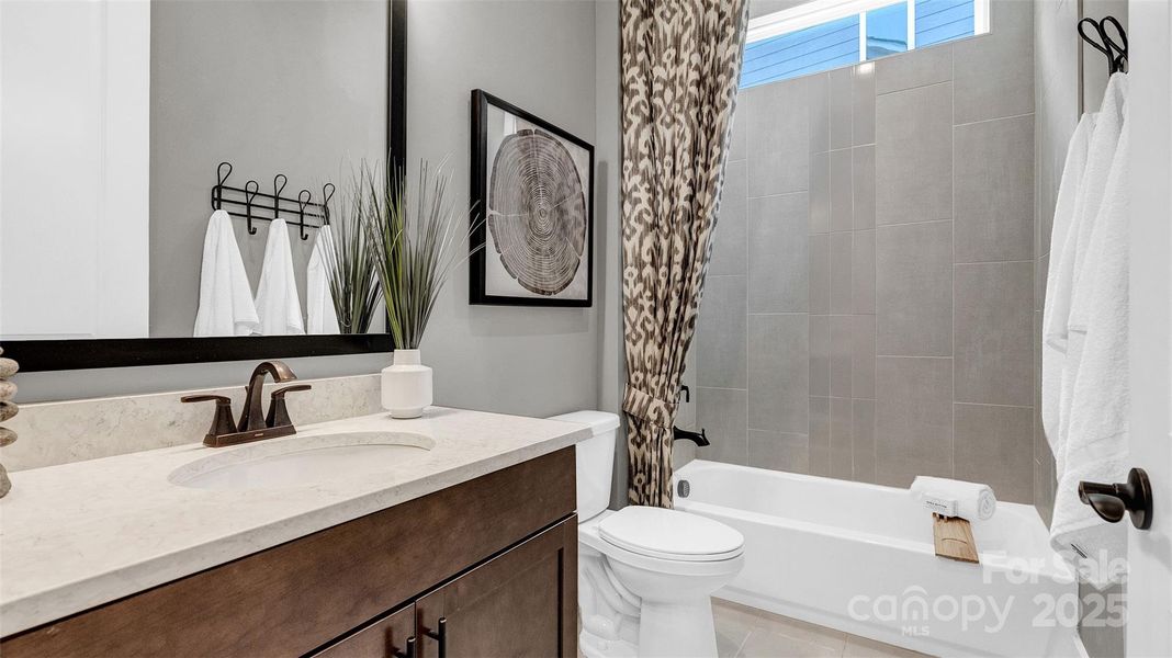 Model photo used for reference