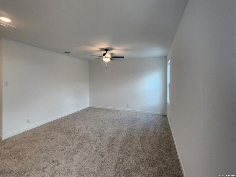 Spacious, unfurnished interior of a new home in Nopal Valley, San Antonio (Image 10).