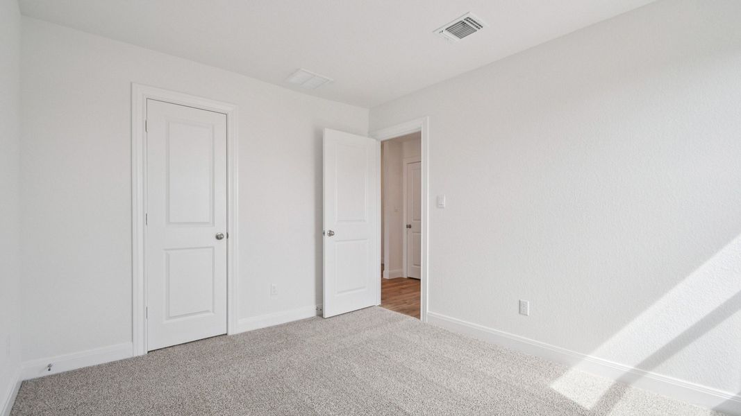 Spacious, unfurnished interior of a new home in Railhead, Cedar Creek (Image 22).