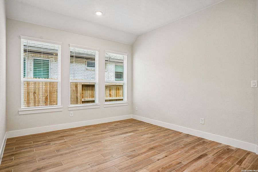 Spacious, unfurnished interior of a new home in Village at Three Oaks, Seguin (Image 19).