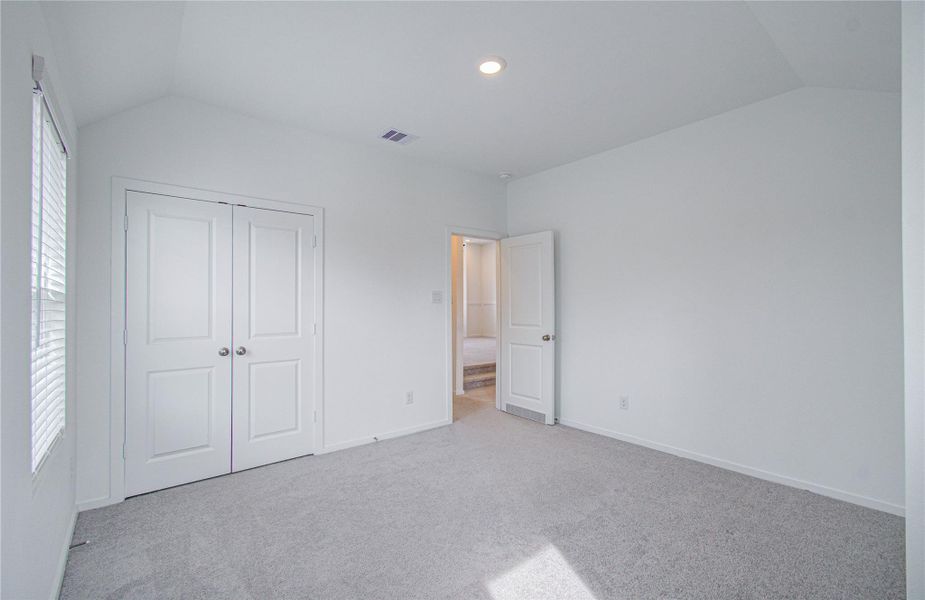 Spacious, unfurnished interior of a new home in Harvest Green, Richmond (Image 9).