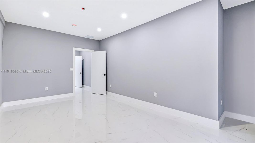 Spacious, unfurnished interior of a new home in , Fort Lauderdale (Image 33).