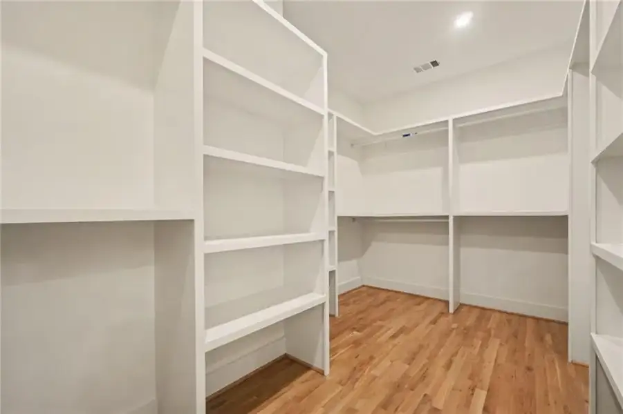 Spacious, unfurnished interior of a new home in , Atlanta (Image 40).