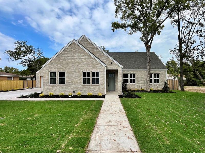 View of front of house featuring a front lawn