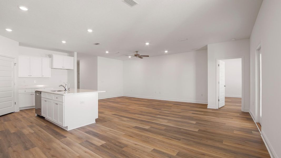 Spacious, unfurnished interior of a new home in Bayside at Ward Creek, Panama City Beach (Image 14).