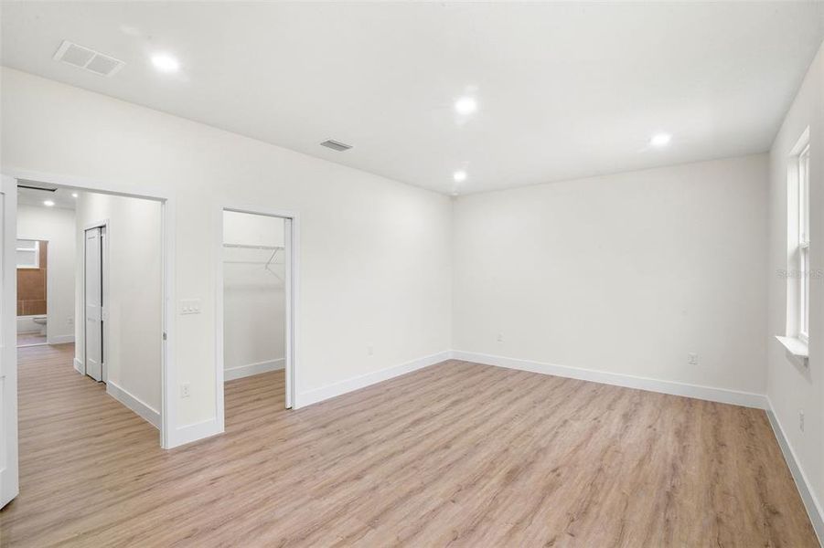 Spacious, unfurnished interior of a new home in , Orlando (Image 38).