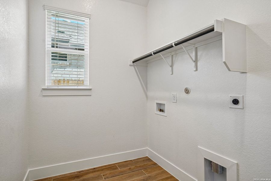 Spacious, unfurnished interior of a new home in Village at Three Oaks, Seguin (Image 12).