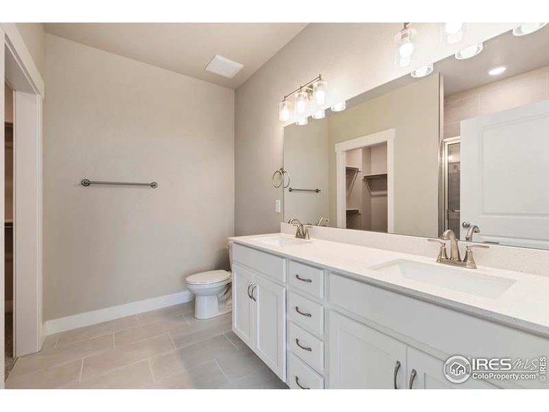 Primary bathroom w/ dual vanity