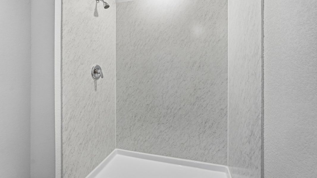 Representative interior finishes for a home built from the Atlanta by D.R. Horton in Asher Oaks, Bonham (Image 8).