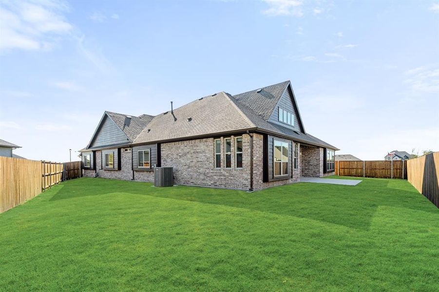 Exterior details and patio area of a home in Stone River Glen 60s, Royse City (Image 3).