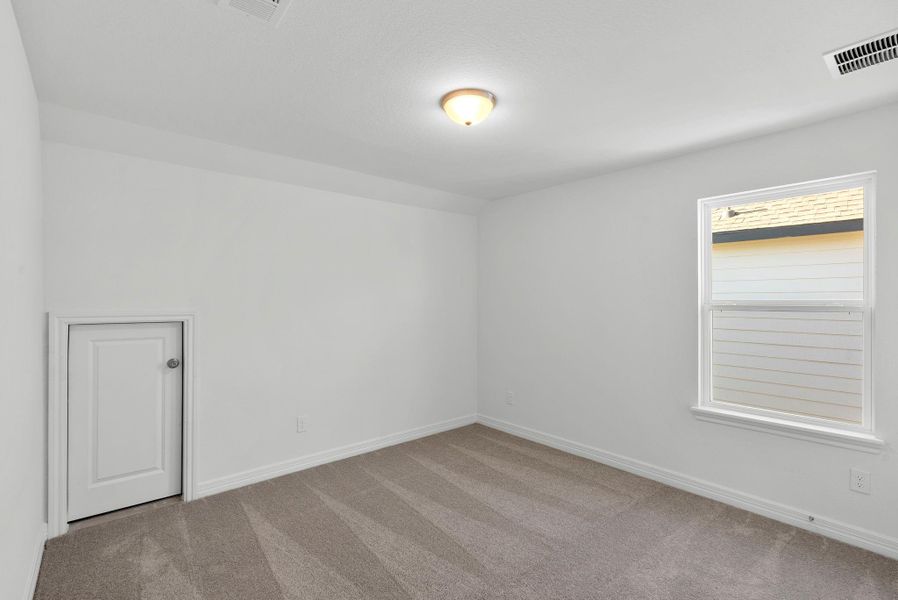 Spacious, unfurnished interior of a new home in Blue Heron Estates, Mont Belvieu (Image 18).