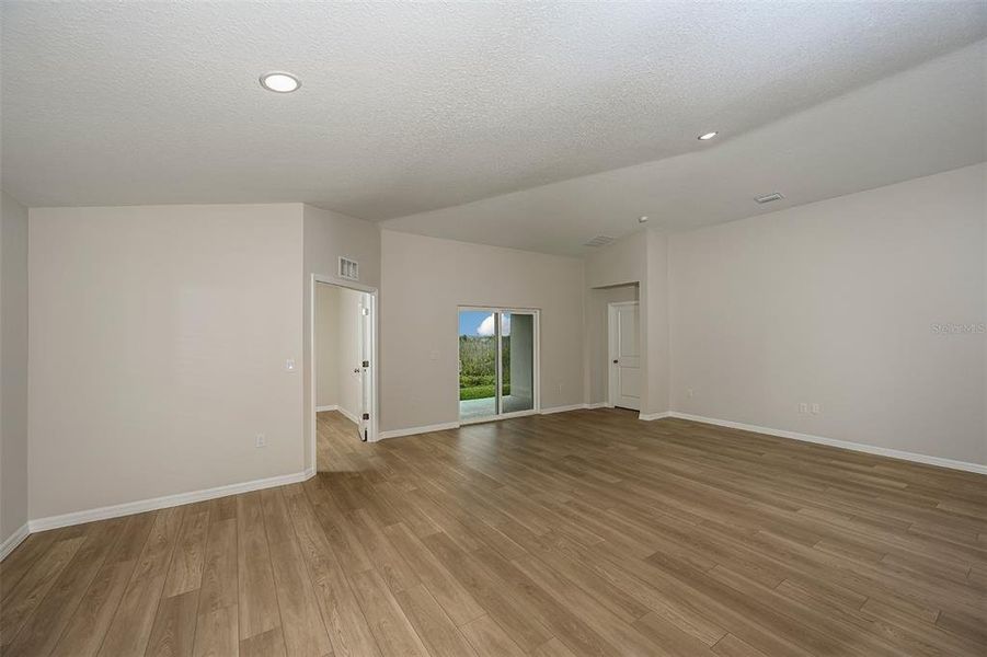 Spacious, unfurnished interior of a new home in Scenic Terrace, Haines City (Image 17).