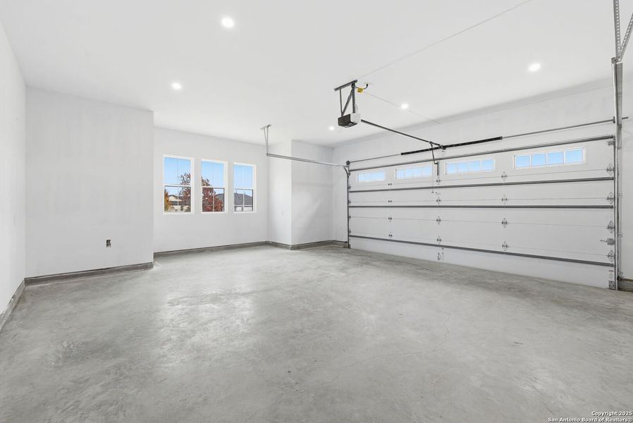 Spacious, unfurnished interior of a new home in , Bandera (Image 40).