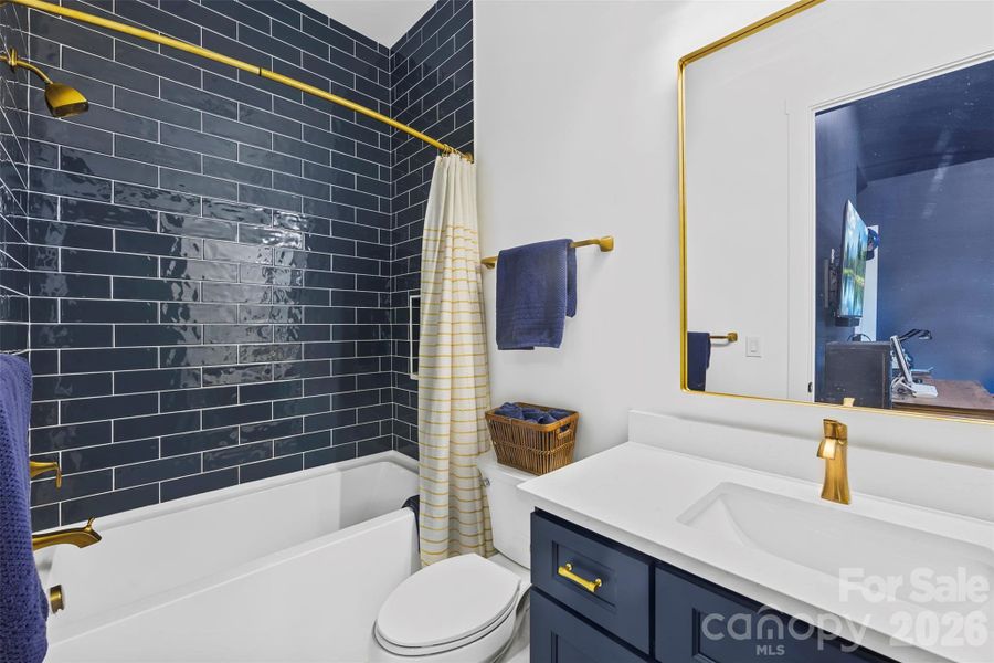 Full bath in 4th bedroom