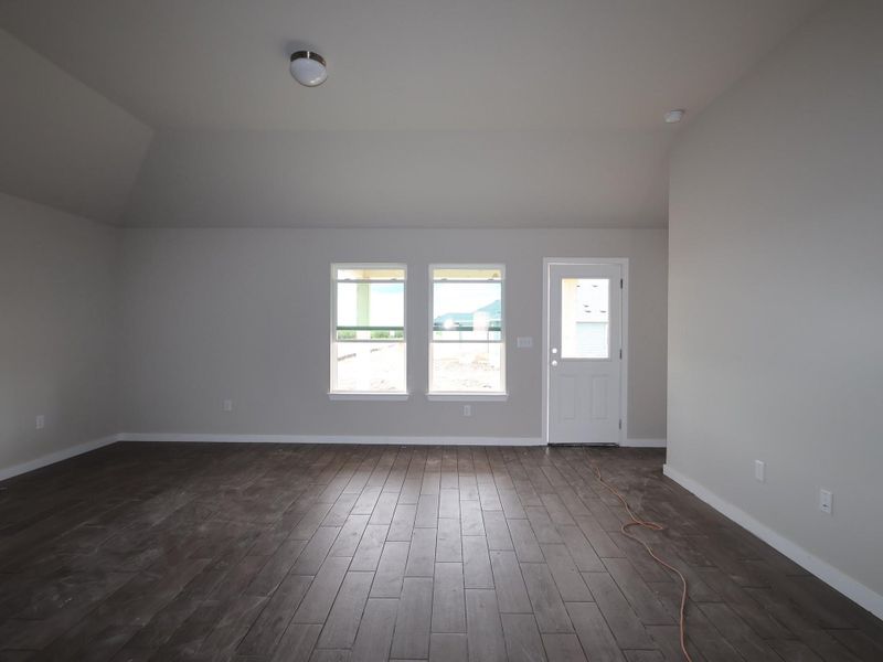 Spacious, unfurnished interior of a new home in Willow Springs, Buda (Image 5).