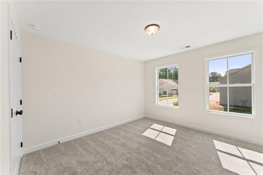 Spacious, unfurnished interior of a new home in Cherokee Township, Acworth (Image 9).