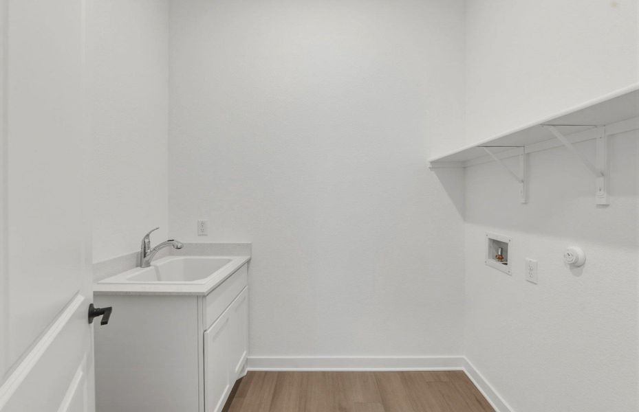 Spacious, unfurnished interior of a new home in 6 Creeks, Kyle (Image 28).