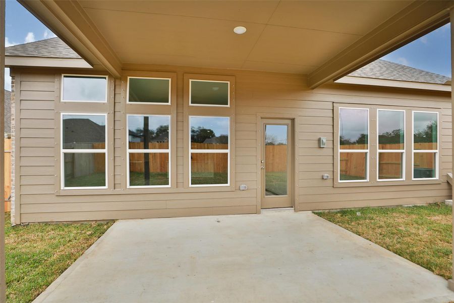 Exterior details and patio area of a home in Ellis Cove, Seabrook (Image 3).