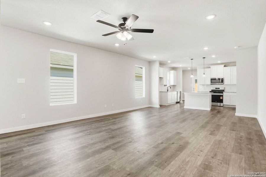 Spacious, unfurnished interior of a new home in Fairway Crossing 40s, San Antonio (Image 33). Spacious, unfurnished interior of a new home in Fairway Crossing 40s, San Antonio (Image 33).