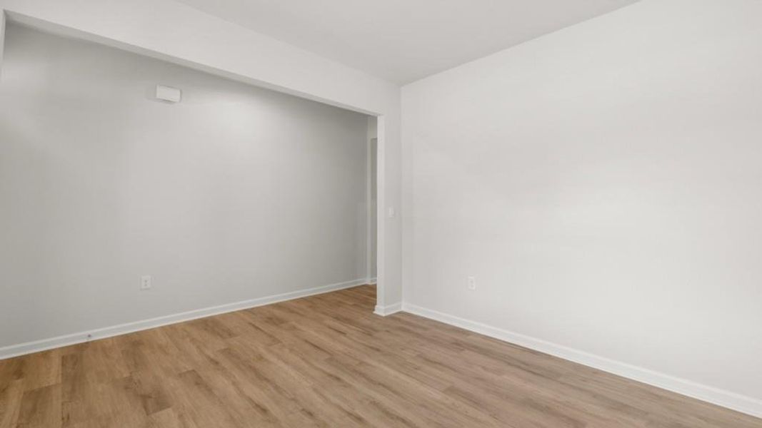 Spacious, unfurnished interior of a new home in Oakleigh Glen, Dallas (Image 11).