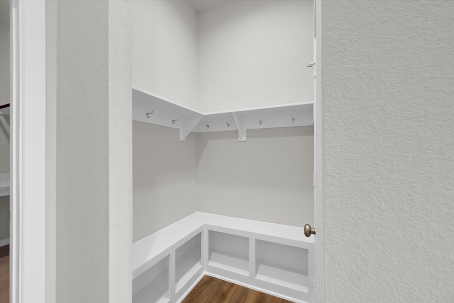 Spacious, unfurnished interior of a new home in Canterra Creek  60', Rosharon (Image 27).