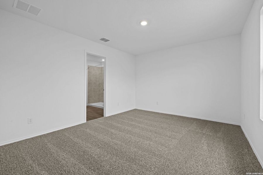 Spacious, unfurnished interior of a new home in Avenida, Converse (Image 10).