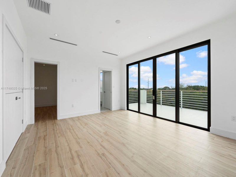 Spacious, unfurnished interior of a new home in , Tavernier (Image 13).