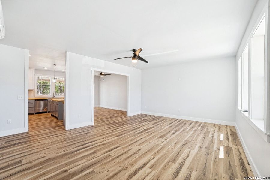Spacious, unfurnished interior of a new home in , Bandera (Image 15).