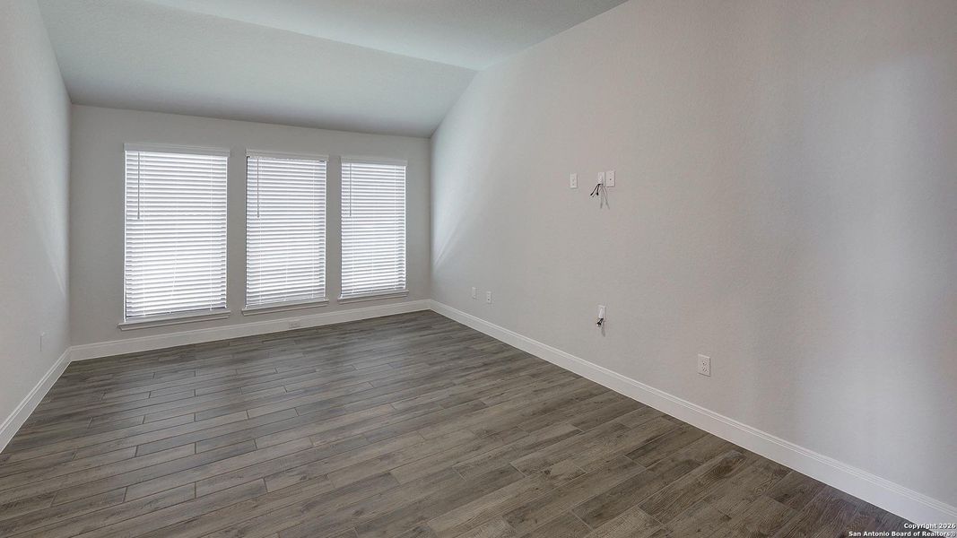 Spacious, unfurnished interior of a new home in Vida 50', San Antonio (Image 18).