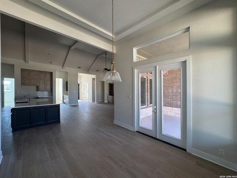 Spacious, unfurnished interior of a new home in Waldsanger, New Braunfels (Image 27).