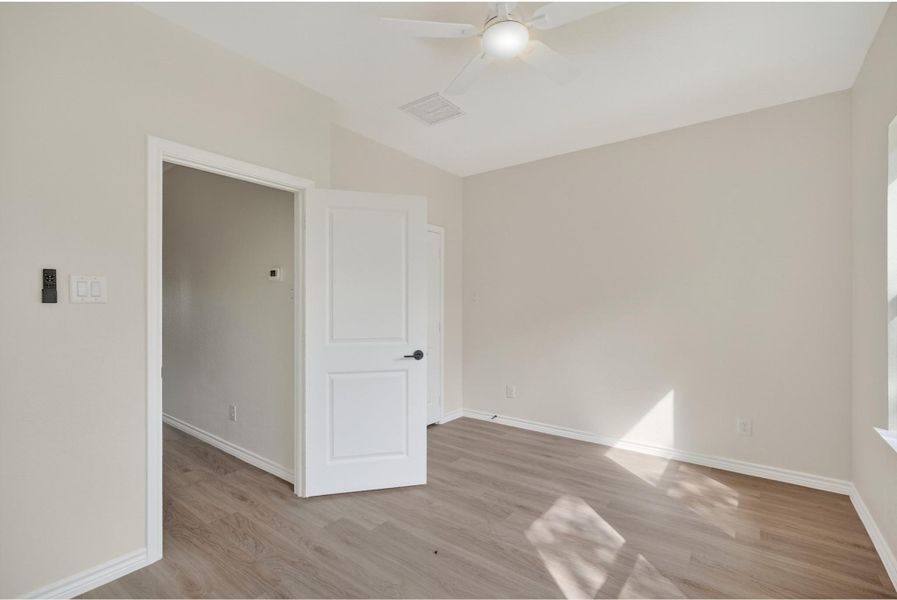 Spacious, unfurnished interior of a new home in Arrowhead Lakes, Willis (Image 7).