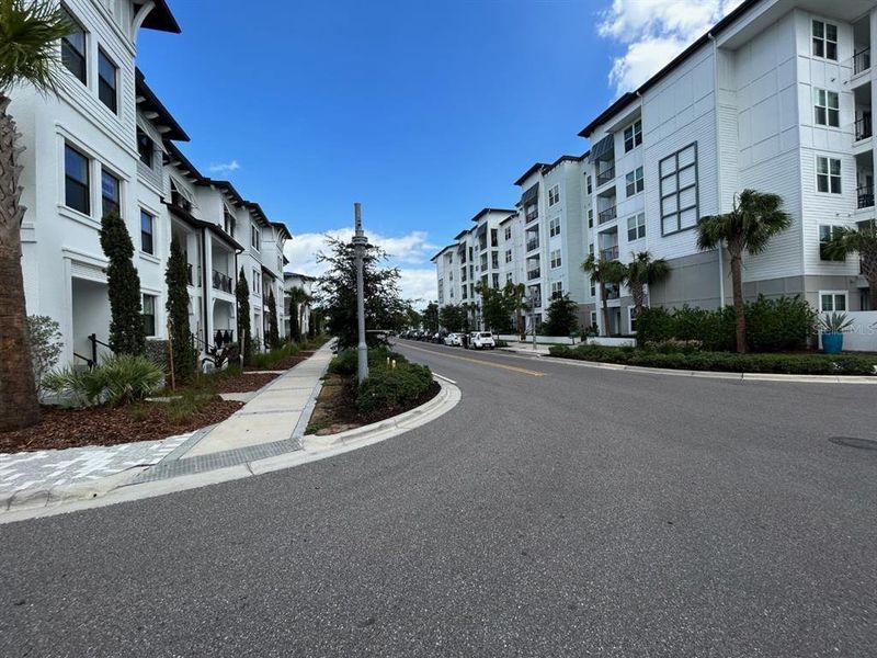 Condo located in Tampa, FL showcasing its design and architecture (Image 3).