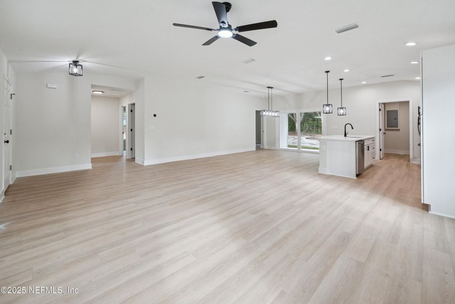 Spacious, unfurnished interior of a new home in , Florahome (Image 29).