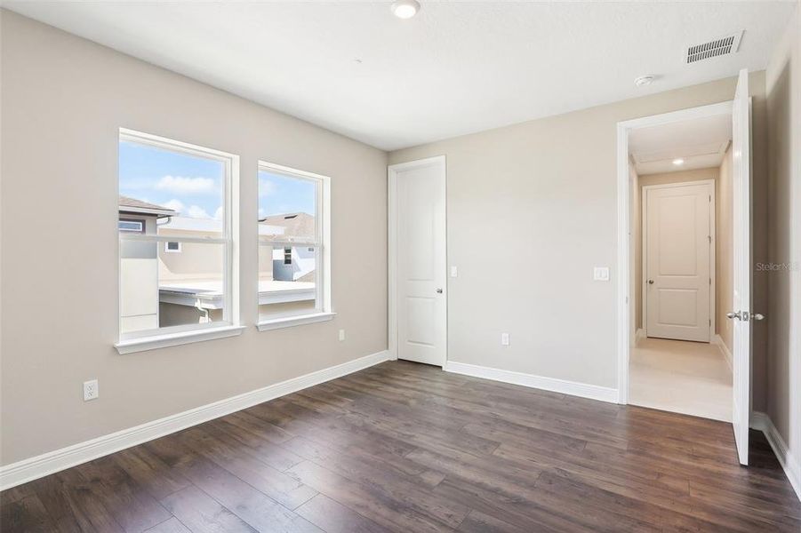 Spacious, unfurnished interior of a new home in Laureate Park, Orlando (Image 25).