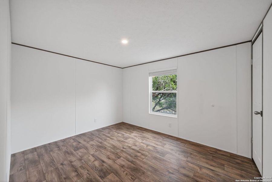 Spacious, unfurnished interior of a new home in , Bandera (Image 10).