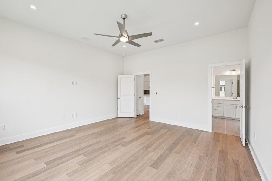 Spacious, unfurnished interior of a new home in Persimmon, Buda (Image 20).