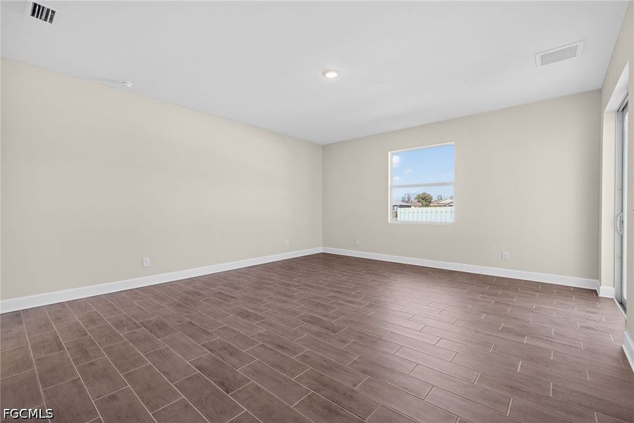 Spacious, unfurnished interior of a new home in Cape Coral, Cape Coral (Image 18).