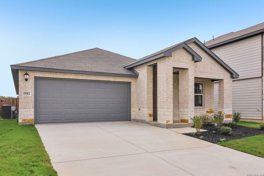 Front exterior of a new home in Thomas Pond, San Antonio, TX, highlighting curb appeal (Image 25).