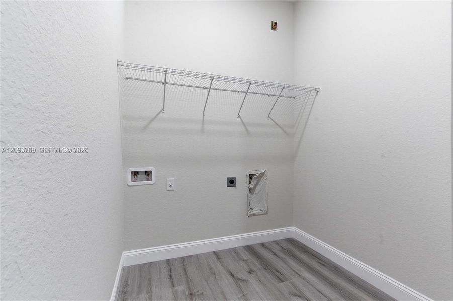 Spacious, unfurnished interior of a new home in , Lehigh Acres (Image 22).