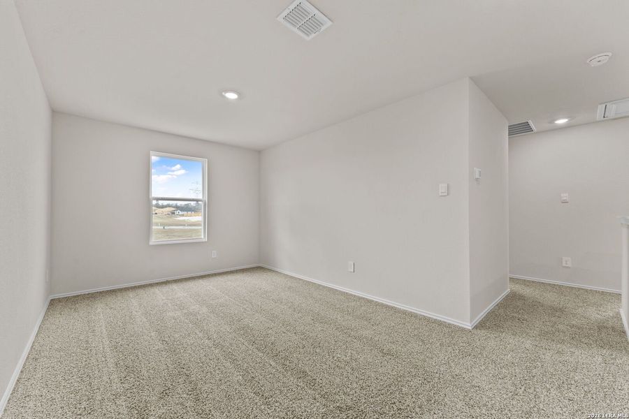 Spacious, unfurnished interior of a new home in Bollinger, Uhland (Image 16).